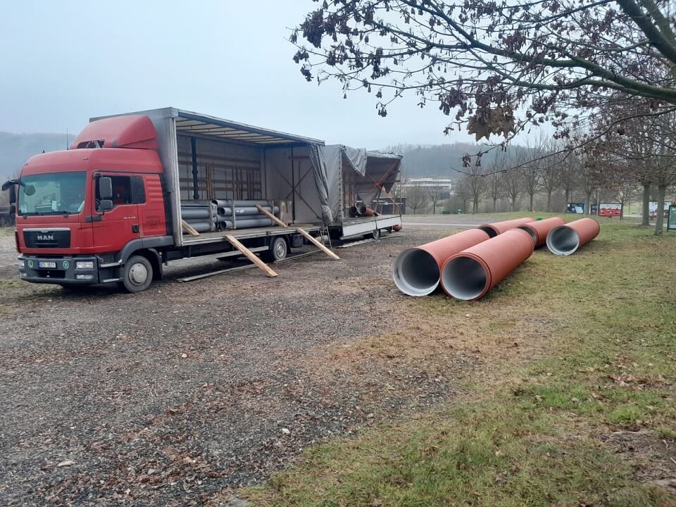 Dodávka potrubí na stavbu